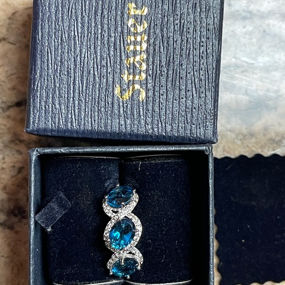 Stauer 3 Stone London Blue Topaz Ring Sizes 6 and 7 - Picture 2 of 4